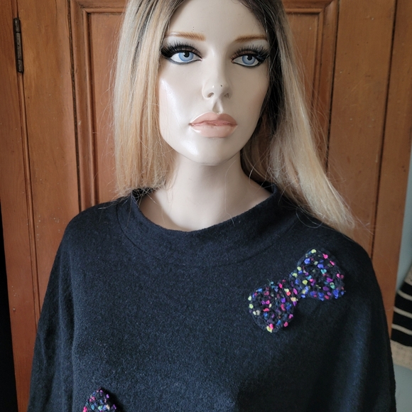 Nadya Toto Sweater in black with Bow Appliqué Details size medium oversized - Picture 6 of 9